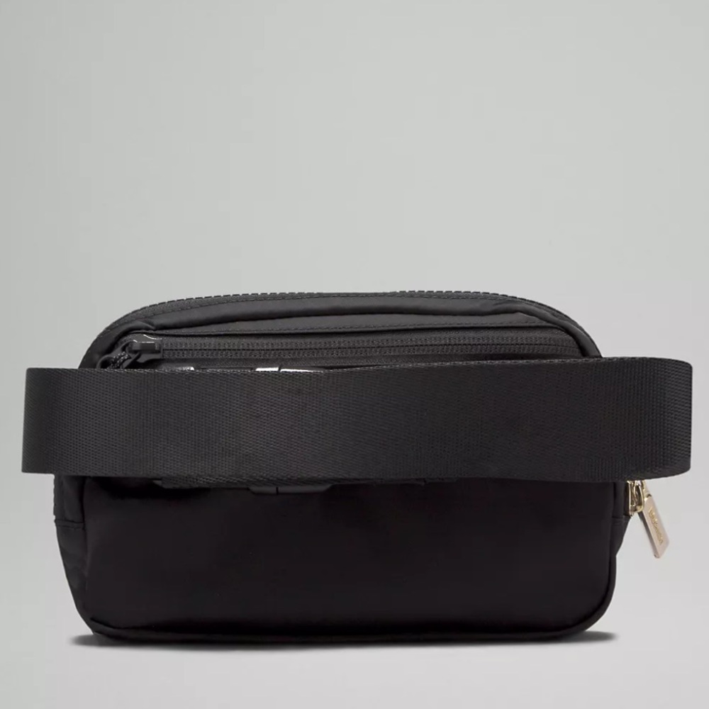 Lululemon Black & Gold Everywhere Belt Bag Crossbody Bag EBB Nwt - Picture 3 of 6